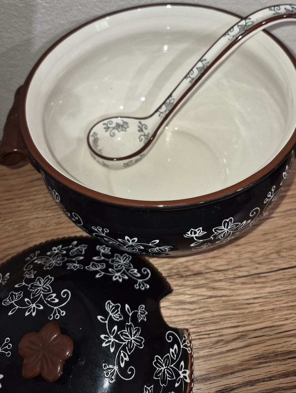 Temp-tations Floral Lace 3-qt Ceramic Soup Tureen with a matching ladle - Picture 3 of 5
